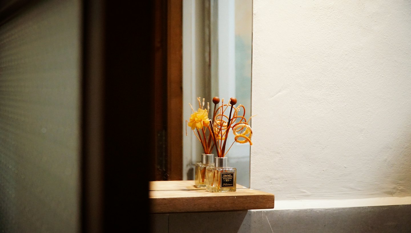 Due diffusori di aromi con fiori e scorze d'arancia essiccate.