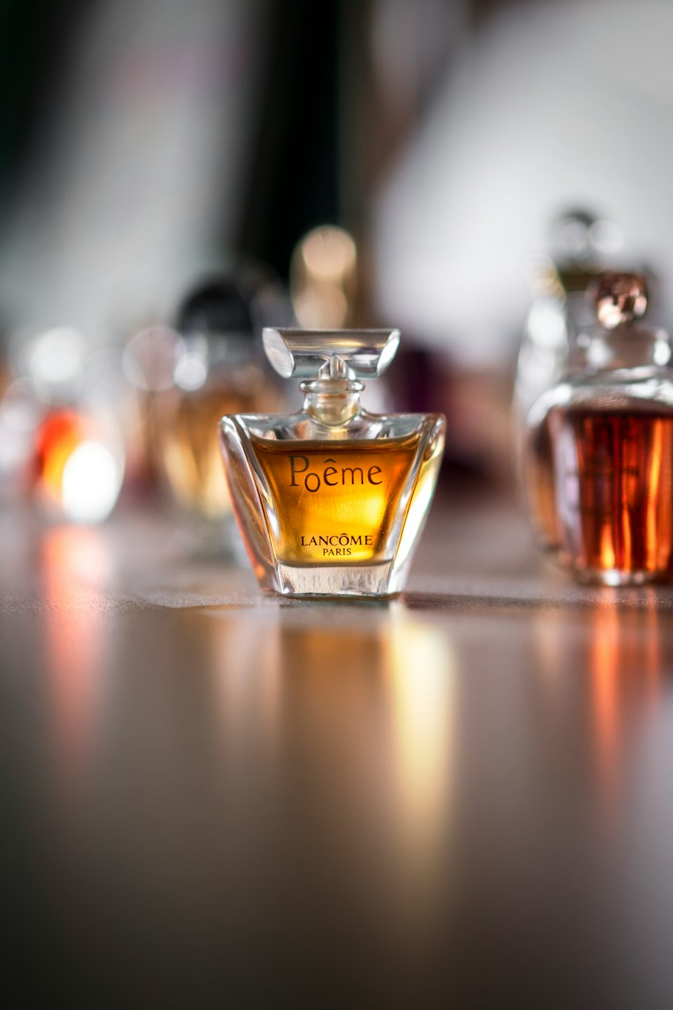 Una boccetta di profumo dorata su una superficie lucida.